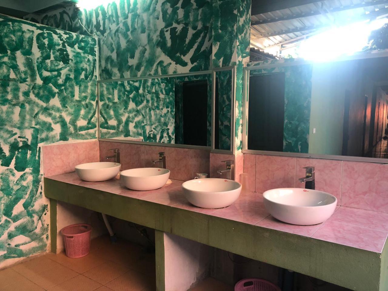 Army Barracks Guesthouse Vang Vieng Eksteriør billede