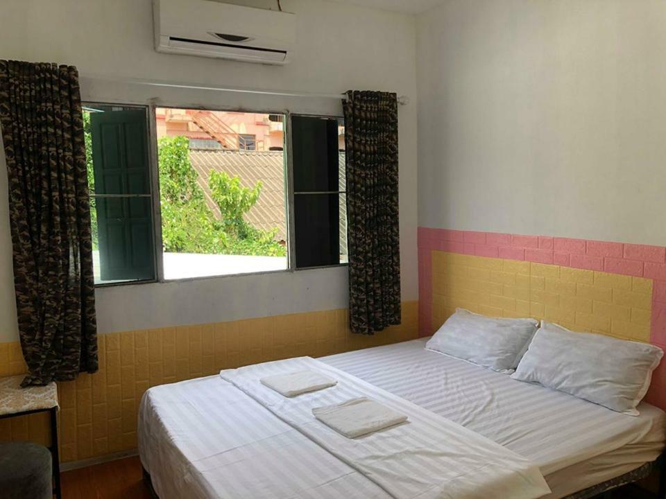 Army Barracks Guesthouse Vang Vieng Eksteriør billede
