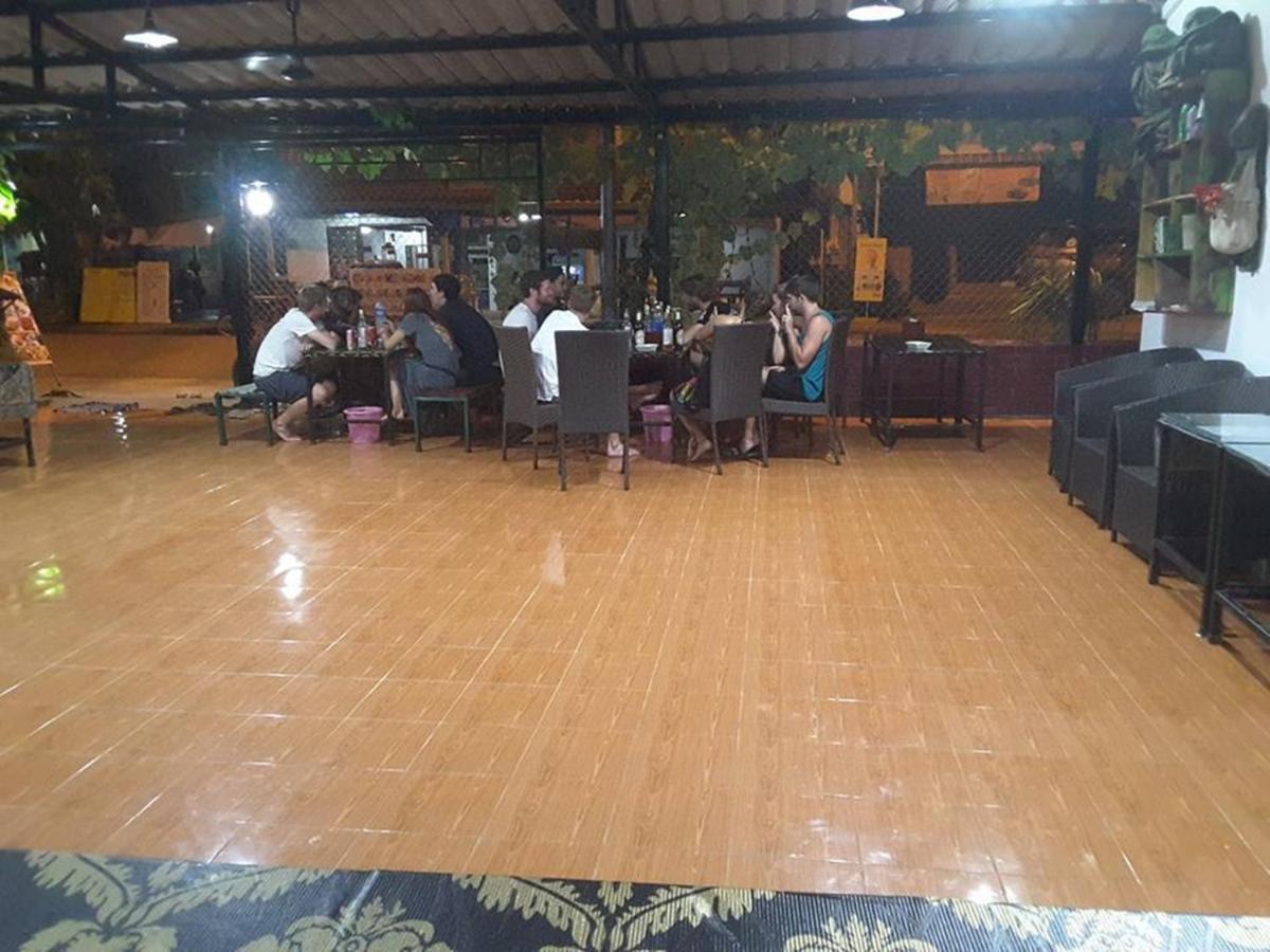 Army Barracks Guesthouse Vang Vieng Eksteriør billede