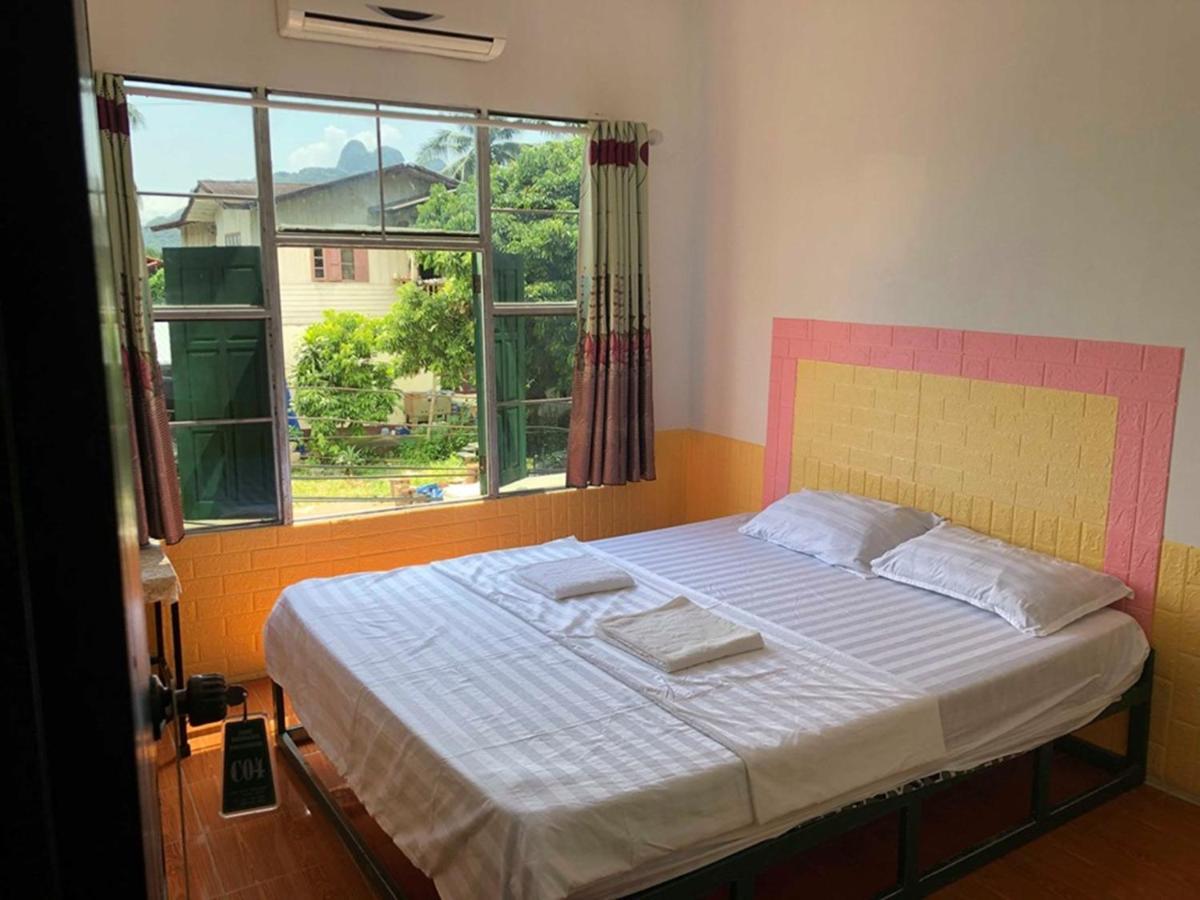 Army Barracks Guesthouse Vang Vieng Eksteriør billede