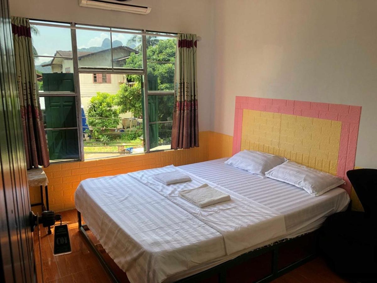Army Barracks Guesthouse Vang Vieng Eksteriør billede